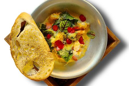 Креветки в сливочном соусе с трюфельной пудрой и маринованными перцами