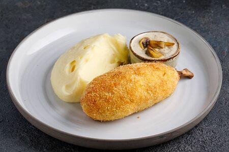 Котлета по-киевски с картофельным пюре