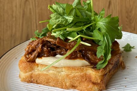 Домашняя бриошь с томленой говядиной и горячим соусом