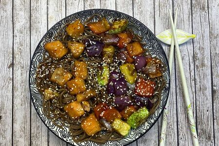 Боул с гречневой лапшой и лососем