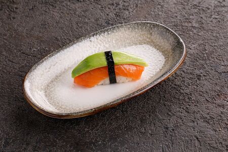 Нигири Лосось и авокадо