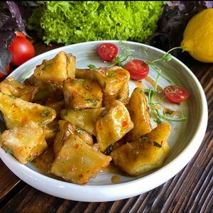 Тёплый салат с хрустящими баклажанами 