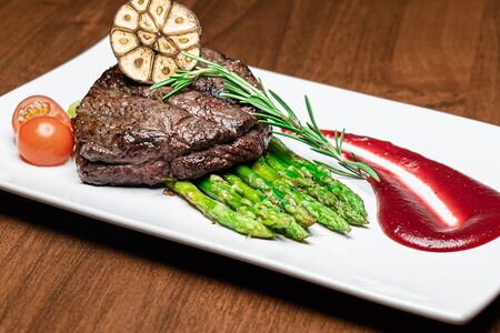 Стейк из говядины со спаржей