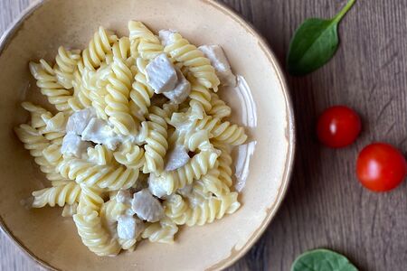 Макарошки с индейкой в сливочном соусе