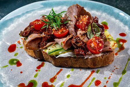 Брускетта с томленой говядиной