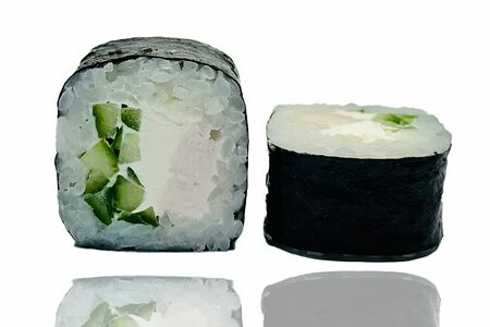 Ролл с курицей с огурцом