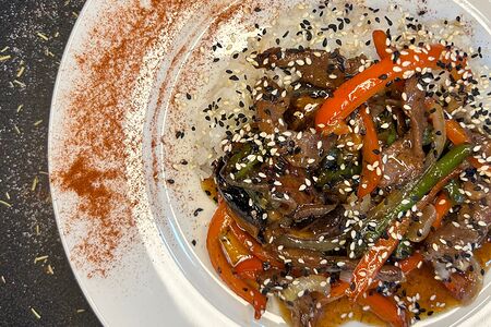 Говядина с овощами в соусе терияки