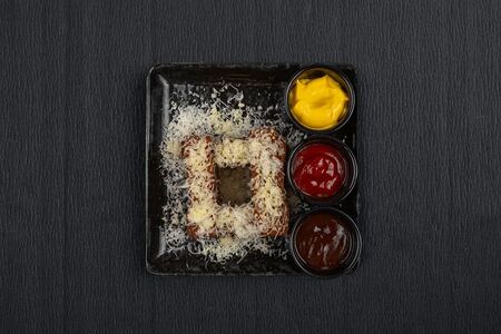 Гренки с пармезаном и сырным соусом