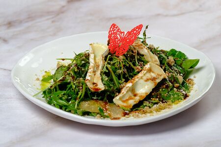 Салат с Камамбером и грушей