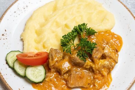 Гуляш из свинины с картофельным пюре