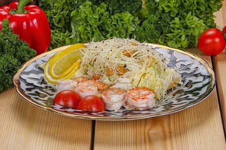 Салат Цезарь с креветками