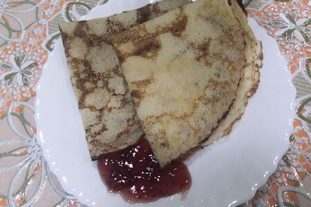 Блинчики с клубничным джемом