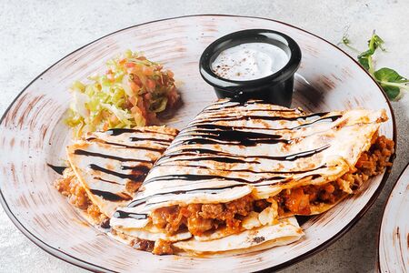 Кесадилья с курицей и говядиной