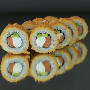 Жареный ролл с лососем