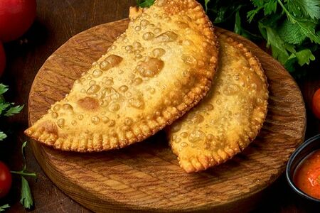 Чебуреки с креветками и сыром страчателла