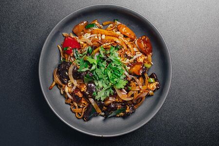 Лапша Ку с говядиной и овощами