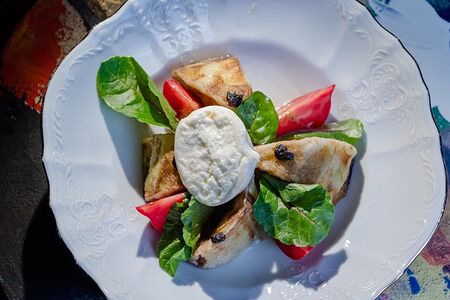 Салат с бурратой, хрустящим баклажаном и трюфельной пастой