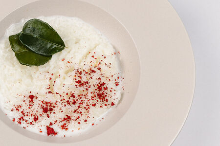 Рисовая каша на кокосовом молоке с кафирским лаймом