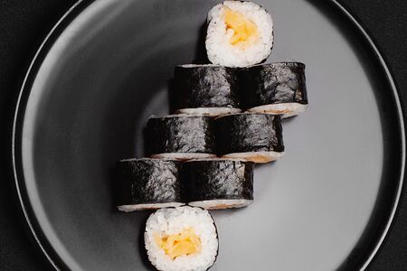 Маки с лососем