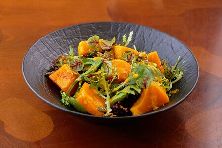 Листья салата с печёной тыквой