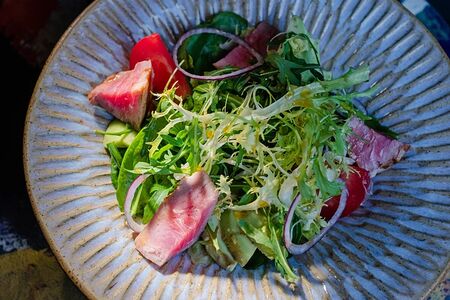 Салат с авокадо и тунцом