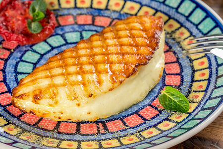 Халлуми на гриле с вялеными томатами и мятой