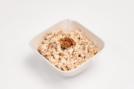 Грибной салат с курицей и грецкими орехами