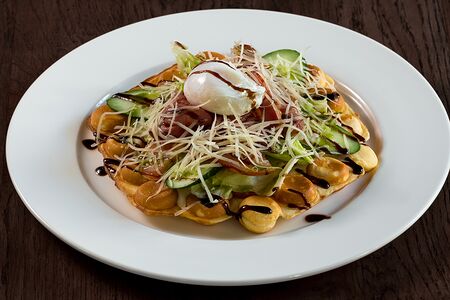 Вафля с яйцом пашот под сыром пармезан 