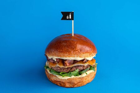 Бургер с трюфельным маслом, беконом, рукколой и сыром сулугуни