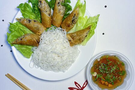  Бун Нем — рисовая лапша с жареными роллами и соусом