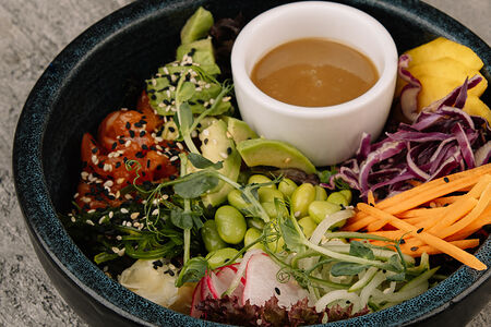 Поке-боул с лососем, авокадо, свежим манго и бобами эдамаме