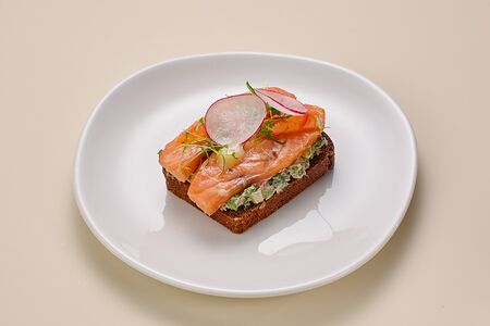 Смёрребрёд с риетом и копченой форелью, крем-сыром на бородинском хлебе