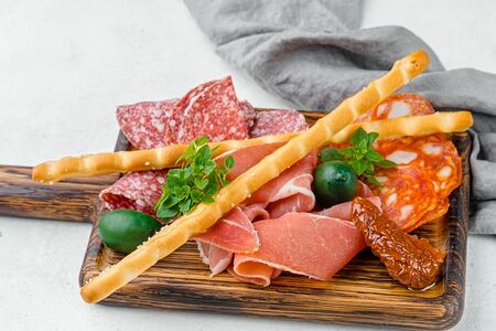 Сыровяленое мясо, чоризо и салями