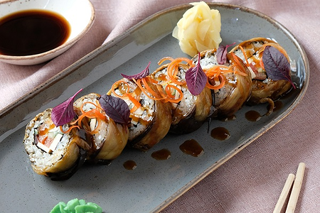 Ролл с опаленным баклажаном