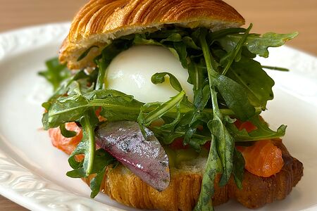 Круассан с сёмгой и яйцом пашот