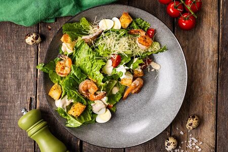 Салат Цезарь с креветками