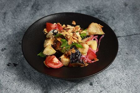 Овощной салат с хрустящими баклажанами