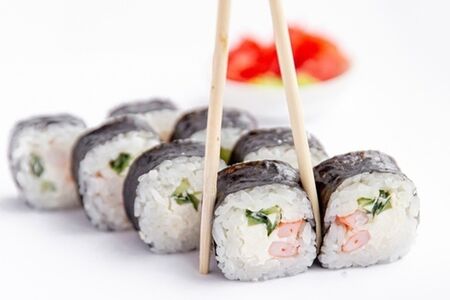 Ролл с креветкой и огурцом 