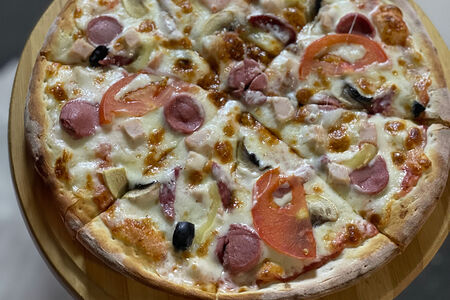 Пицца с колбасой и сосисками