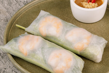 Свежие вьетнамские роллы с тигровыми креветками и куриным филе