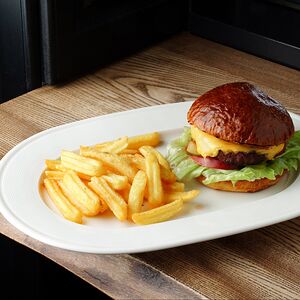 Бургер с говяжьей котлетой, картофель фри