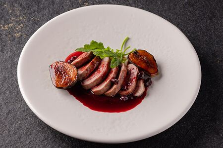 Утиное филе, жаренное на углях с соусом из черной смородины  