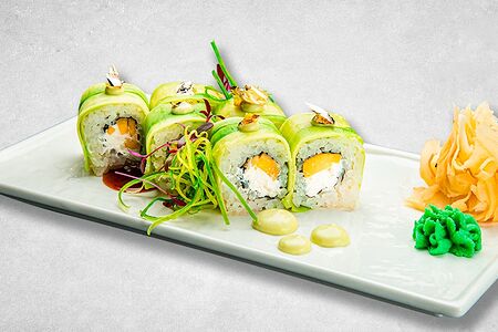 Ролл с манго и слайсами авокадо