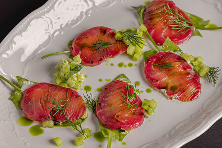 Слабосолёный лосось в бруснике с щавелем и сметаной