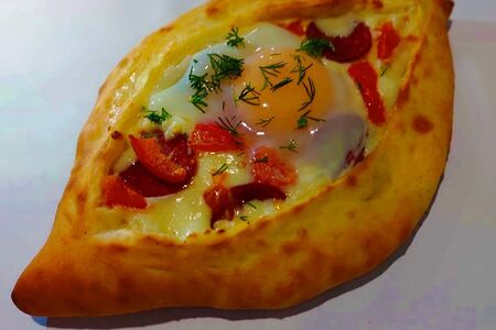 Хачапури с колбасками и томатами