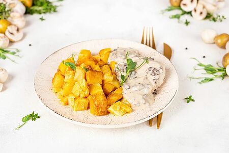 Курица на пару под грибным соусом с картофелем