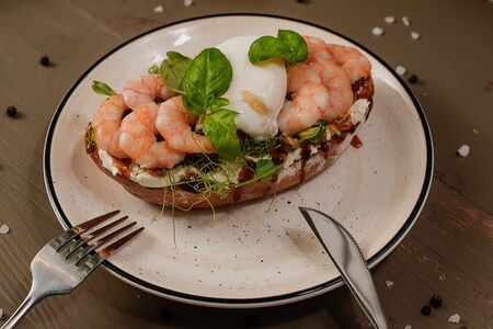 Брускетта с креветками