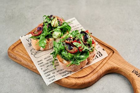 Брускетта капрезе с сыром моцарелла