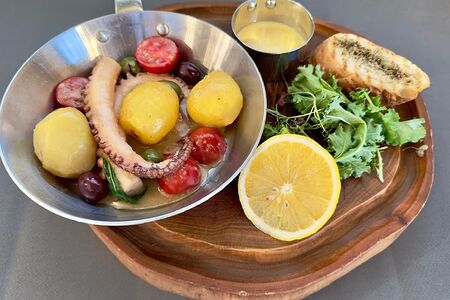 Осьминог с овощами и картофелем