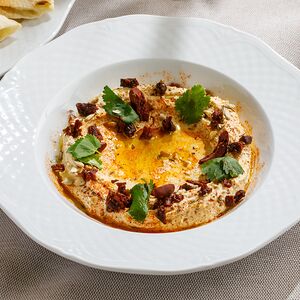 Хумус с оливками и питой из дровяной печи